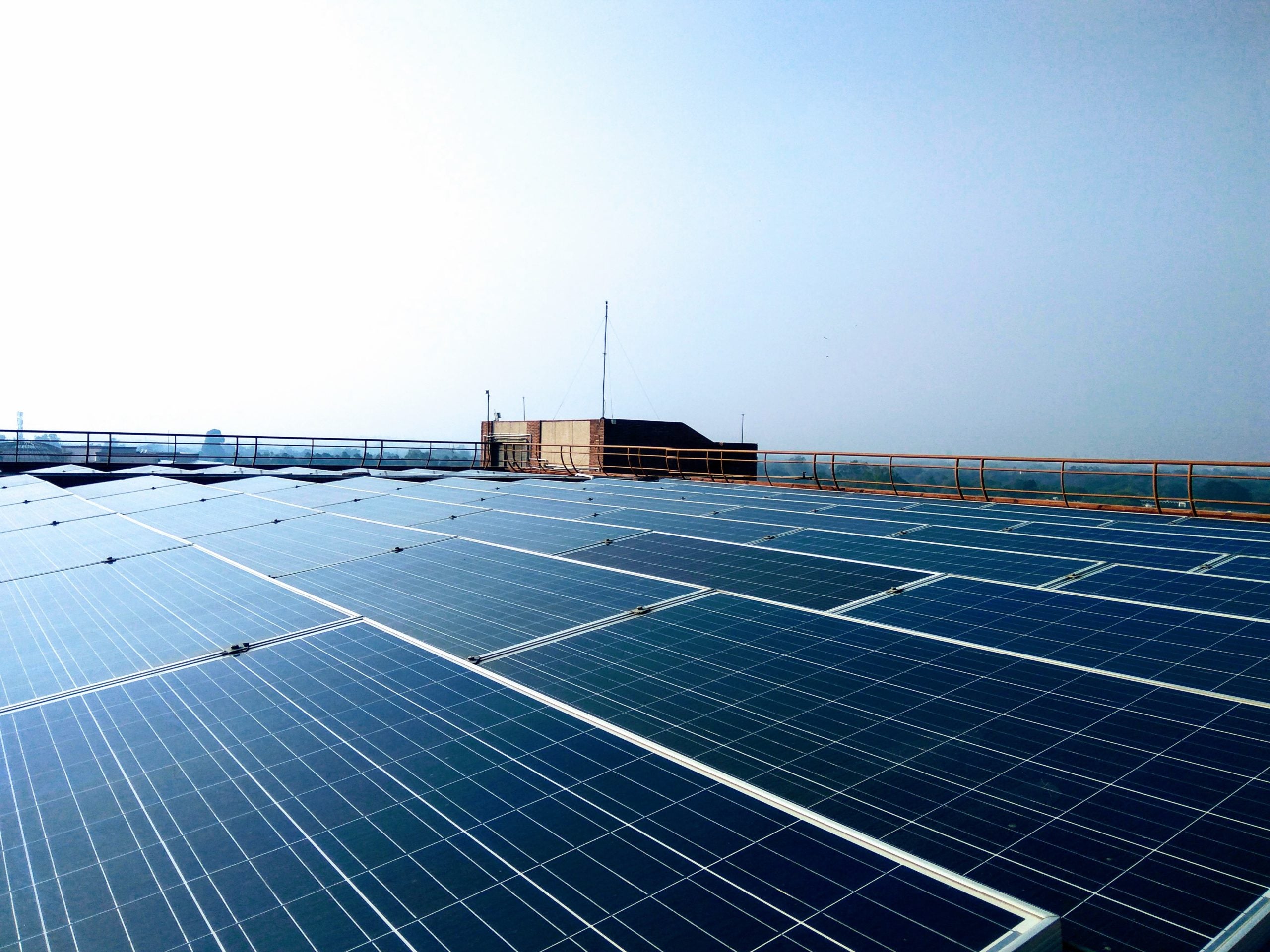 Strešný solárny systém v Bombaji - autor foto: Anand Upadhyay 
